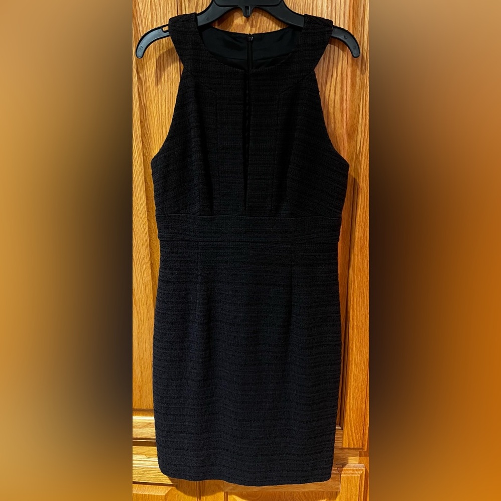 Trina Turk Textured Sleevless Deep Narrow V-Neck Black Sheath‎ Dress Size 0 / 2